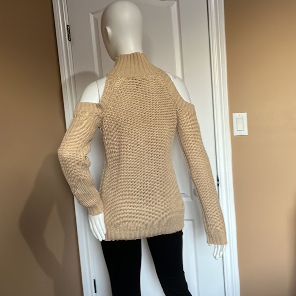 Cold shoulder Sweater/Size L - Picture 4 of 6